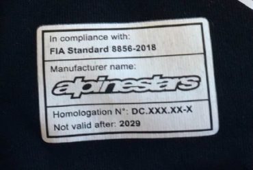 FIA 8856-2018 de normen voor racewear zijn aan het veranderen. Het bestuursorgaan van de motorsport, de FIA, heeft onlangs een gloednieuwe homologatie onthuld voor alle vormen van racekleding. Deze staan beschreven in FIA 8856-2018.